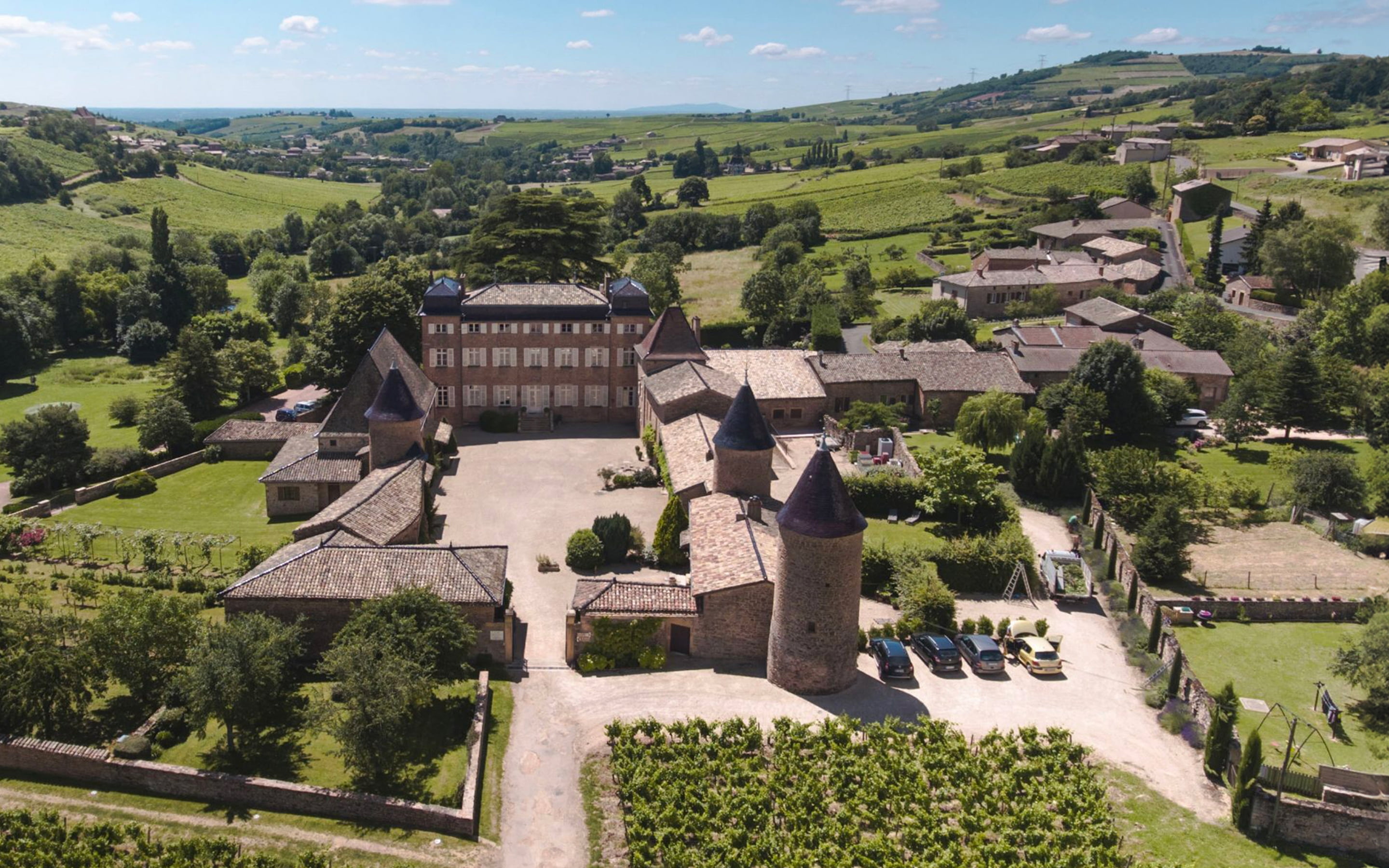Le Château de Chasselas : ses grands vins de Bourgogne et du Beaujolais, ses très belles prestations pour votre mariage et sa maison d'hôtes.